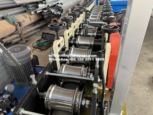 Máy tạo cuộn cửa màn trục truyền chuỗi với vật liệu cắt Cr12